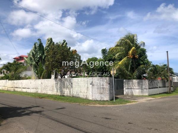 Maison à LES ABYMES, 97139 - 10 pièces 220m²