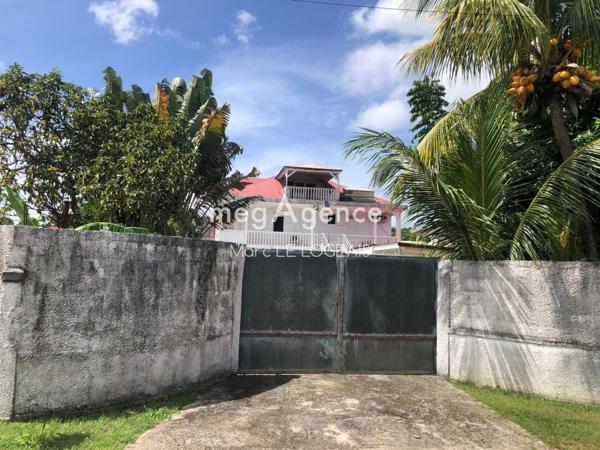 Maison à LES ABYMES, 97139 - 10 pièces 220m²