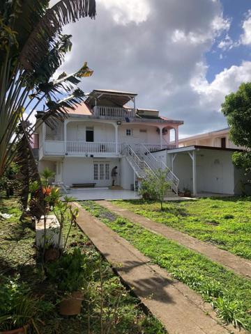 Maison à LES ABYMES, 97139 - 10 pièces 220m²