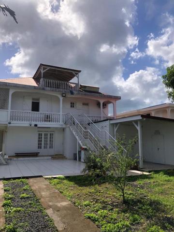 Maison à LES ABYMES, 97139 - 10 pièces 220m²