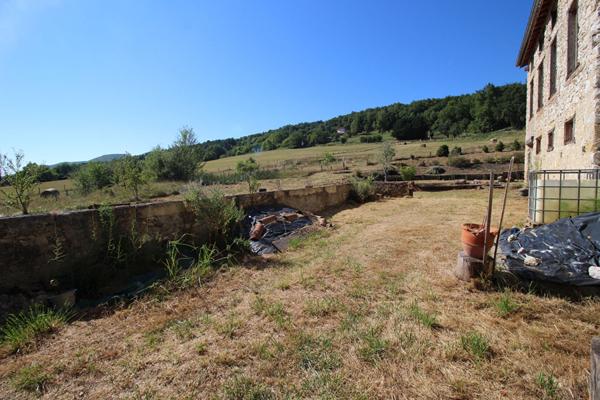 À VENDRE LOUBENS (09) Ancienne grange en pierre sur terrain arboré de 1,3 hectare
