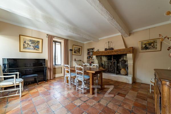 VIEUX VILLAGE DES ANGLES – DEMEURE DE CARACTÈRE DU XVIIIᵉ SIÈCLE AVEC PISCINE ET GARAGE