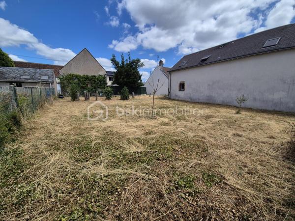 À vendre : terrain constructible de 412 m², situé à Orléans, dans un environnement calme, résidentiel et particulièrement agréable à vivre.

Le terrain, exposé majoritairement au sud, se trouve en second rang. Il est entièrement clos et accessible par une allée partagée, sécurisée par un portail, offrant ainsi un cadre à la fois paisible et sécurisé. Une dalle béton est déjà en place, prête à accueillir un abri, un garage ou tout autre aménagement selon vos besoins.

Le secteur bénéficie d’une localisation idéale, avec écoles, commerces, services et transports accessibles à pied ou en quelques minutes en voiture. La proximité du tramway, des lignes de bus et de la tangentielle facilite grandement les déplacements au quotidien.

Une belle opportunité à saisir pour réaliser votre maison rêvée dans un cadre paisible et recherché !

Contactez-moi pour plus d’informations ou pour organiser une visite.