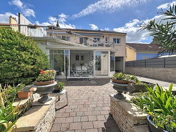 A vendre : Maison familiale de 7 pièces avec un joli jardin et garage- Rezé