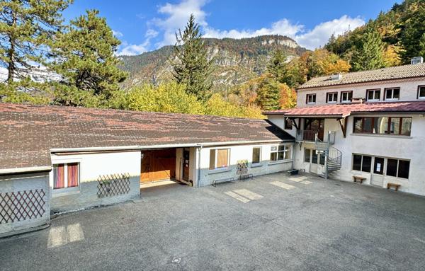 Immeuble de 1 686 m²