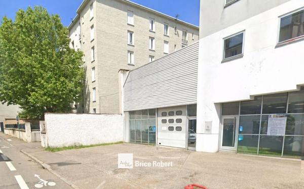 Bureaux à vendre avec entrepôt et parking Lyon 9ème proche axes routiers