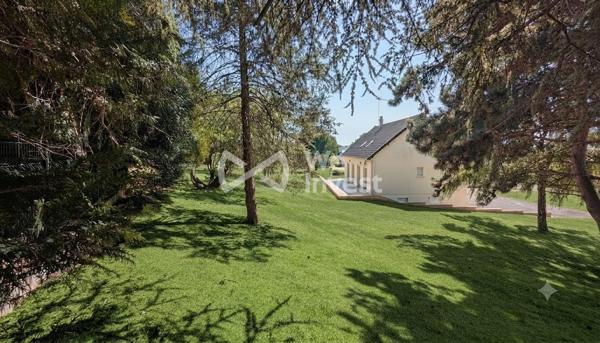 À La Ferté-Bernard, maison familiale avec dépendance et terrain arboré de 4 500 m²