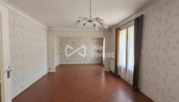 À La Ferté-Bernard, maison familiale avec dépendance et terrain arboré de 4 500 m²