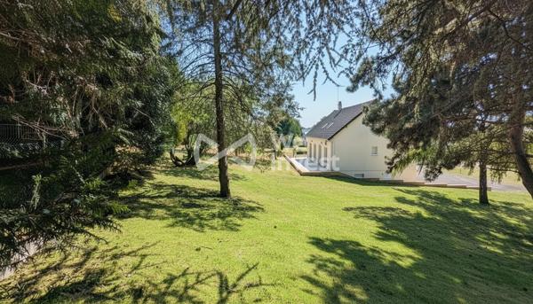 À La Ferté-Bernard, maison familiale avec dépendance et terrain arboré de 4 500 m²