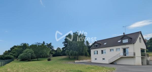 À La Ferté-Bernard, maison familiale avec dépendance et terrain arboré de 4 500 m²