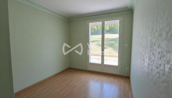 À La Ferté-Bernard, maison familiale avec dépendance et terrain arboré de 4 500 m²