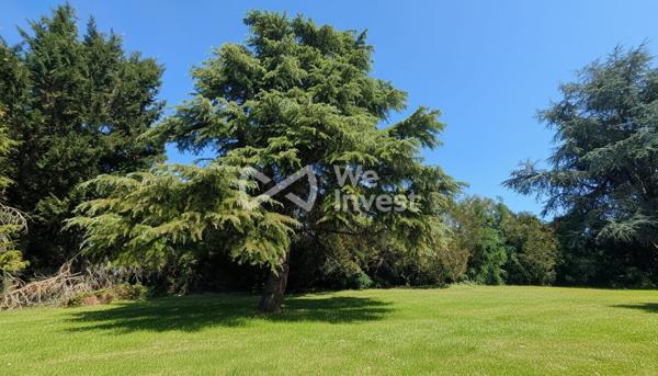 À La Ferté-Bernard, maison familiale avec dépendance et terrain arboré de 4 500 m²