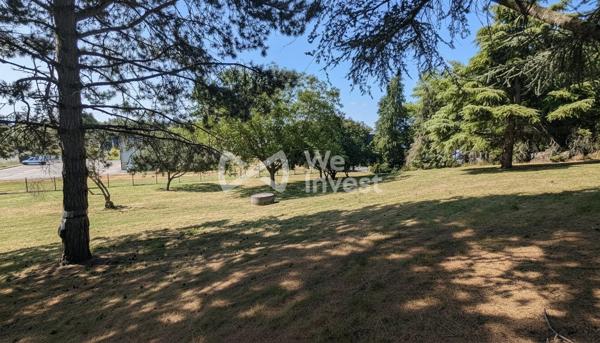 À La Ferté-Bernard, maison familiale avec dépendance et terrain arboré de 4 500 m²