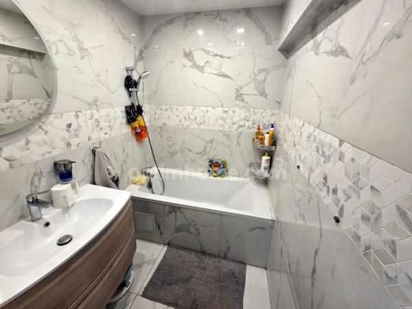 Appartement 5 pièces / 3 chambres, 2ème étage - 106 m2 - Cave et Place de Parking - 212 000 € FAI