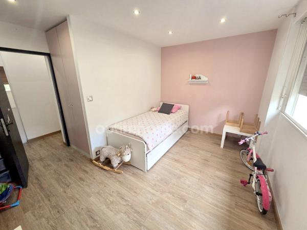 Appartement 5 pièces / 3 chambres, 2ème étage - 106 m2 - Cave et Place de Parking - 212 000 € FAI