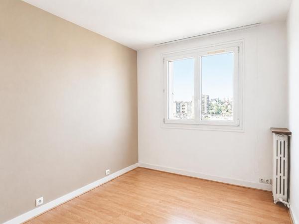 Appartement 3 pièces traversant avec balcon
