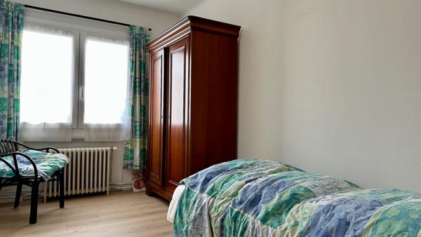 MAISON DE STANDING AVEC SOUS-SOL COMPLET ET GRAND JARDIN