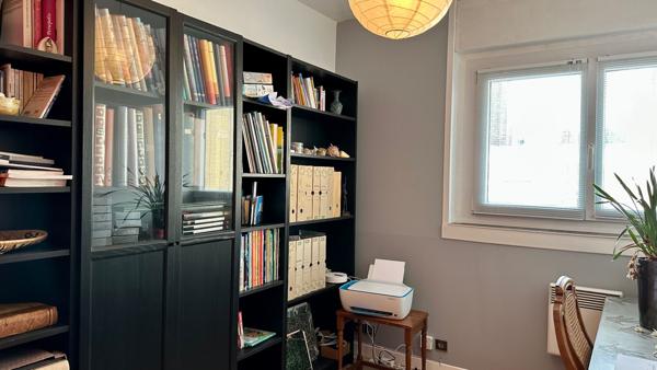 MAISON DE STANDING AVEC SOUS-SOL COMPLET ET GRAND JARDIN