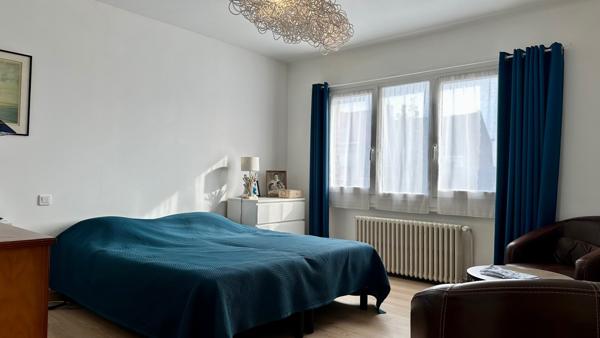 MAISON DE STANDING AVEC SOUS-SOL COMPLET ET GRAND JARDIN