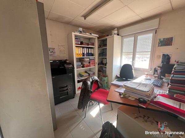 Local professionnel de 445 m² libre à Chateau Gontier