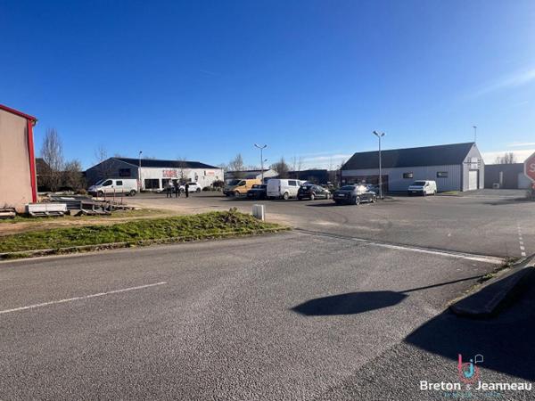 Local professionnel de 445 m² libre à Chateau Gontier