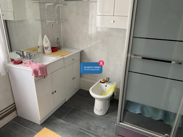 Jolie maison individuelle en bord de plage de 62 m2 comprenant 1 ch, 1 jardin, 1 garage et 1 dépendance