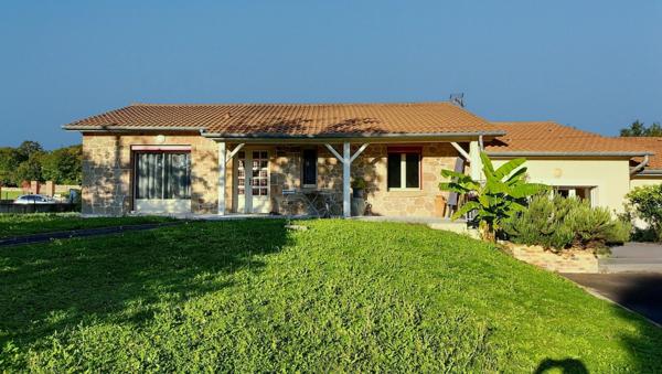 MAGNIFIQUE VILLA DE PLAIN PIED DE 140 M² A LOUER A SAINT JULIEN DE COPPEL 63160