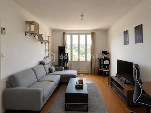 DIJON situé rue de Fontaine les Dijon, entre Victor Hugo et Montchapet. 
Appartement 3 pièces d'une surface de 54 m² situé au 2 ème étage/4 sans ascenseur avec balcon exposé ouest. 
L'appartement dispose d'une entrée avec placard de rangement, deux chambres, séjour avec balcon, cuisine indépendante, une salle d'eau à rafraîchir et d'un wc séparé. 
Appartement en bon état général, idéal premier achat ou investissement locatif. Taxe foncière 946 euros. Chaudière individuelle au gaz DE DIETRICH. DPE D et faibles charges de copropriété

Cave en sous sol.

Actuellement l'appartement est loué au prix de 650 euros, il sera disponible à partir du 2 novembre 2026.