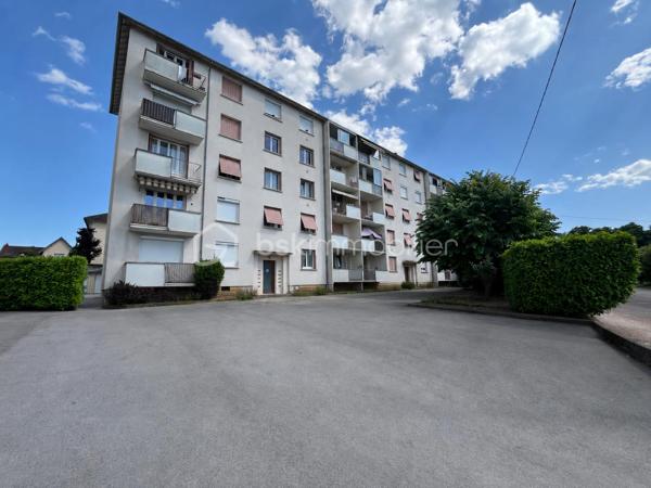 DIJON situé rue de Fontaine les Dijon, entre Victor Hugo et Montchapet. 
Appartement 3 pièces d'une surface de 54 m² situé au 2 ème étage/4 sans ascenseur avec balcon exposé ouest. 
L'appartement dispose d'une entrée avec placard de rangement, deux chambres, séjour avec balcon, cuisine indépendante, une salle d'eau à rafraîchir et d'un wc séparé. 
Appartement en bon état général, idéal premier achat ou investissement locatif. Taxe foncière 946 euros. Chaudière individuelle au gaz DE DIETRICH. DPE D et faibles charges de copropriété

Cave en sous sol.

Actuellement l'appartement est loué au prix de 650 euros, il sera disponible à partir du 2 novembre 2026.