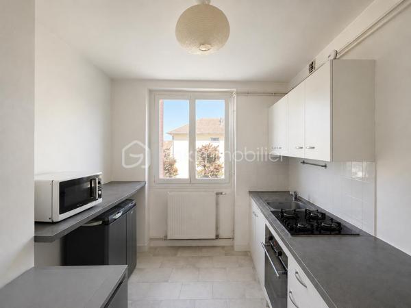 DIJON situé rue de Fontaine les Dijon, entre Victor Hugo et Montchapet. 
Appartement 3 pièces d'une surface de 54 m² situé au 2 ème étage/4 sans ascenseur avec balcon exposé ouest. 
L'appartement dispose d'une entrée avec placard de rangement, deux chambres, séjour avec balcon, cuisine indépendante, une salle d'eau à rafraîchir et d'un wc séparé. 
Appartement en bon état général, idéal premier achat ou investissement locatif. Taxe foncière 946 euros. Chaudière individuelle au gaz DE DIETRICH. DPE D et faibles charges de copropriété

Cave en sous sol.

Actuellement l'appartement est loué au prix de 650 euros, il sera disponible à partir du 2 novembre 2026.