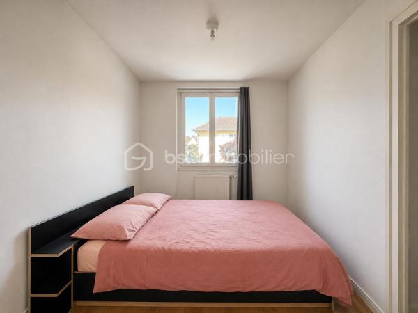 DIJON situé rue de Fontaine les Dijon, entre Victor Hugo et Montchapet. 
Appartement 3 pièces d'une surface de 54 m² situé au 2 ème étage/4 sans ascenseur avec balcon exposé ouest. 
L'appartement dispose d'une entrée avec placard de rangement, deux chambres, séjour avec balcon, cuisine indépendante, une salle d'eau à rafraîchir et d'un wc séparé. 
Appartement en bon état général, idéal premier achat ou investissement locatif. Taxe foncière 946 euros. Chaudière individuelle au gaz DE DIETRICH. DPE D et faibles charges de copropriété

Cave en sous sol.

Actuellement l'appartement est loué au prix de 650 euros, il sera disponible à partir du 2 novembre 2026.