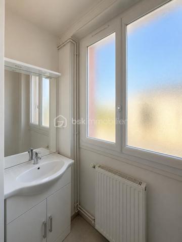 DIJON situé rue de Fontaine les Dijon, entre Victor Hugo et Montchapet. 
Appartement 3 pièces d'une surface de 54 m² situé au 2 ème étage/4 sans ascenseur avec balcon exposé ouest. 
L'appartement dispose d'une entrée avec placard de rangement, deux chambres, séjour avec balcon, cuisine indépendante, une salle d'eau à rafraîchir et d'un wc séparé. 
Appartement en bon état général, idéal premier achat ou investissement locatif. Taxe foncière 946 euros. Chaudière individuelle au gaz DE DIETRICH. DPE D et faibles charges de copropriété

Cave en sous sol.

Actuellement l'appartement est loué au prix de 650 euros, il sera disponible à partir du 2 novembre 2026.
