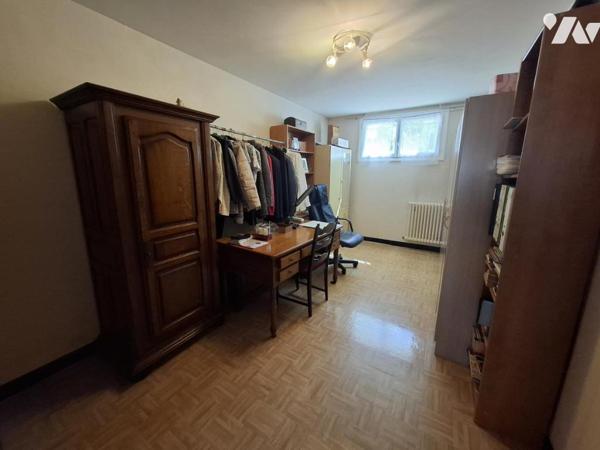 Saintes - rive Gauche - quartier hyper U - maison de 147 m² hab - 6 chambres - garage et parking