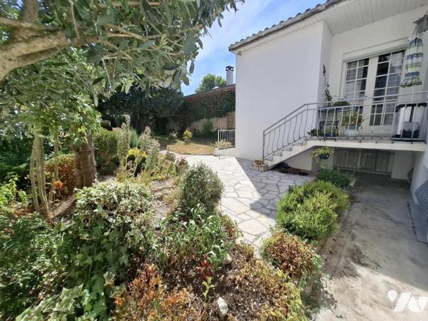 Saintes - rive Gauche - quartier hyper U - maison de 147 m² hab - 6 chambres - garage et parking