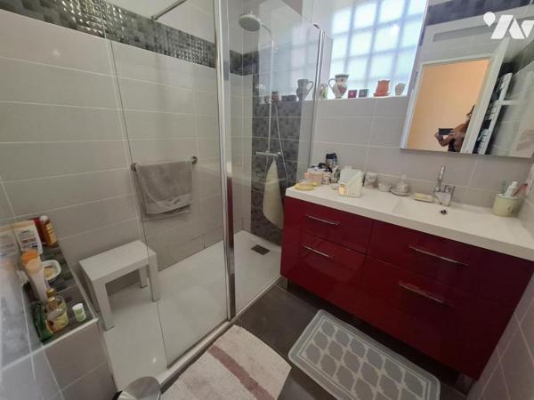 Saintes - rive Gauche - quartier hyper U - maison de 147 m² hab - 6 chambres - garage et parking