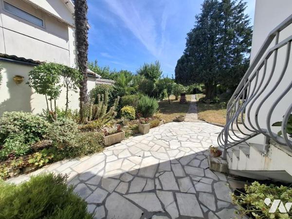 Saintes - rive Gauche - quartier hyper U - maison de 147 m² hab - 6 chambres - garage et parking