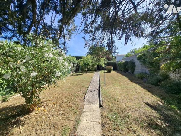 Saintes - rive Gauche - quartier hyper U - maison de 147 m² hab - 6 chambres - garage et parking