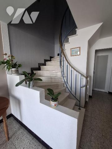 Saintes - rive Gauche - quartier hyper U - maison de 147 m² hab - 6 chambres - garage et parking