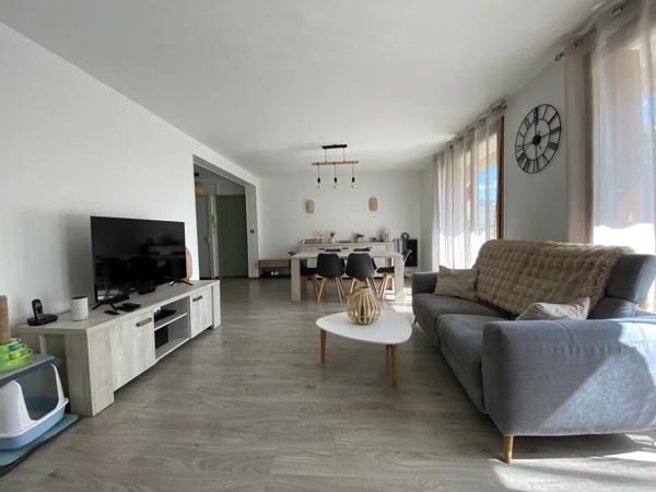 Vente                                                      Appartement
                        
                     5 pièces                      83 m2                     à Chantilly