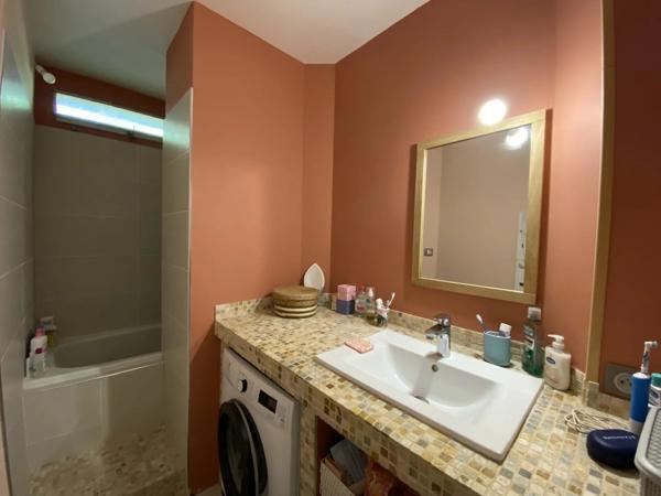 Vente                                                      Appartement
                        
                     5 pièces                      83 m2                     à Chantilly