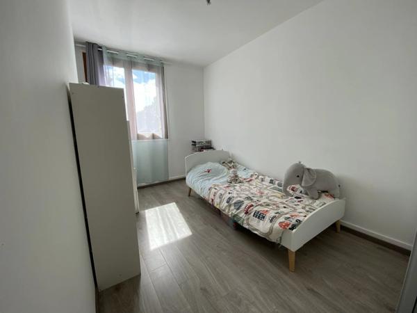 Vente                                                      Appartement
                        
                     5 pièces                      83 m2                     à Chantilly