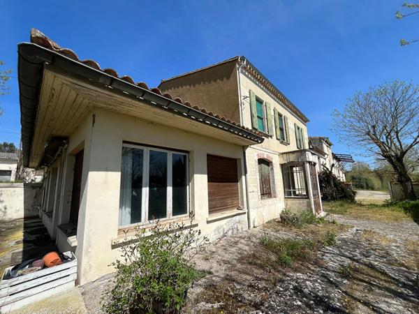 À 10 min de Carcassonne, ancien domaine avec 8 boxes, 7 maisons et dépendances sur 7593 m²