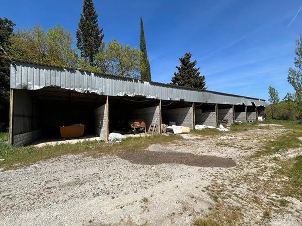 À 10 min de Carcassonne, ancien domaine avec 8 boxes, 7 maisons et dépendances sur 7593 m²