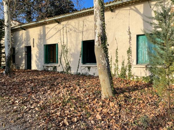 À 10 min de Carcassonne, ancien domaine avec 8 boxes, 7 maisons et dépendances sur 7593 m²