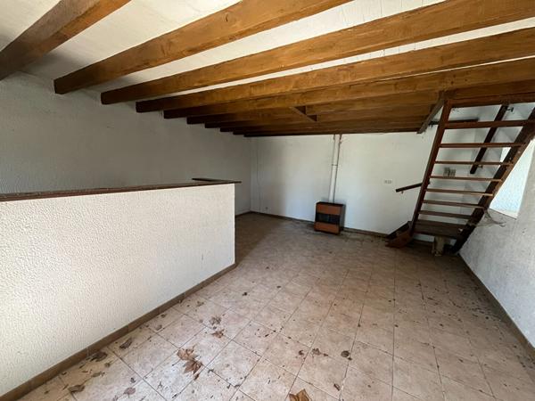 À 10 min de Carcassonne, ancien domaine avec 8 boxes, 7 maisons et dépendances sur 7593 m²