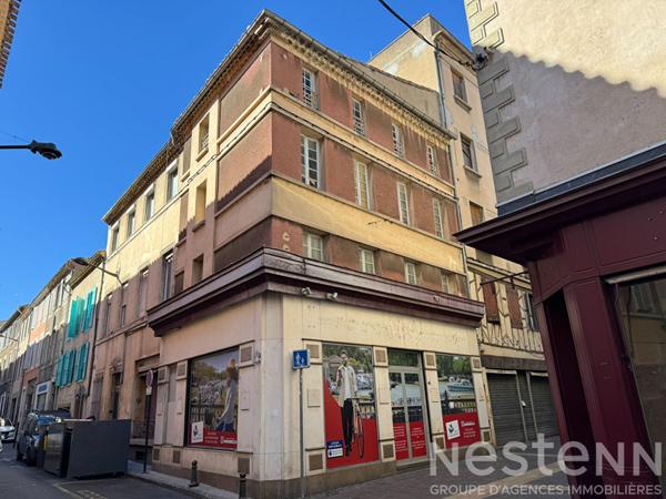 Immeuble centre-ville Carcassonne avec local commercial en angle et surfaces à rénover