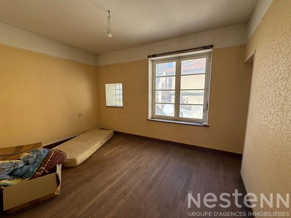 Immeuble centre-ville Carcassonne avec local commercial en angle et surfaces à rénover