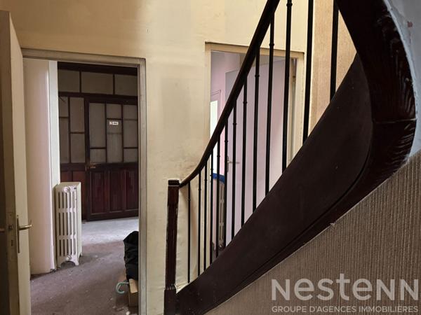 Immeuble centre-ville Carcassonne avec local commercial en angle et surfaces à rénover