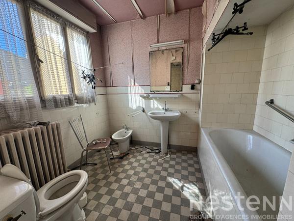 Immeuble centre-ville Carcassonne avec local commercial en angle et surfaces à rénover