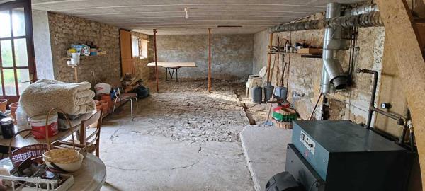 Maison à rénover avec grange et terrain de 1 969 m²